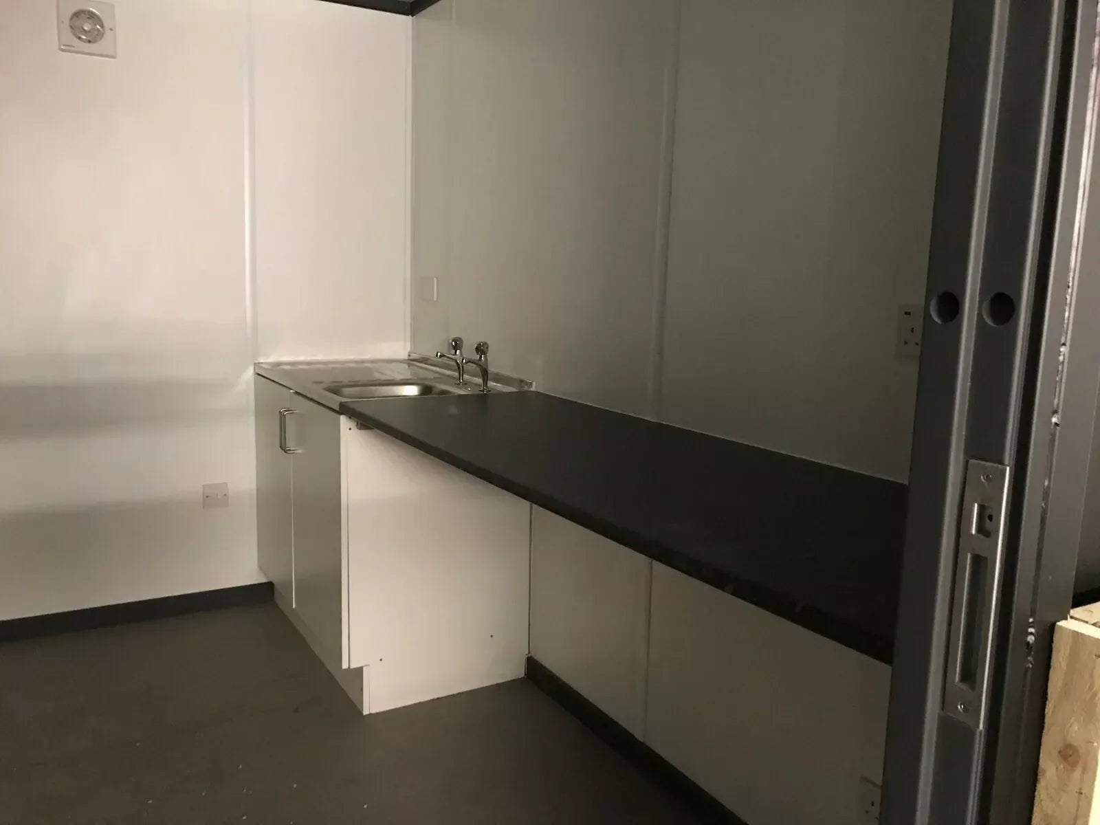 Barra contenedora de almacenamiento industrial de 10 x 8 pies: solución compacta y segura para empresas