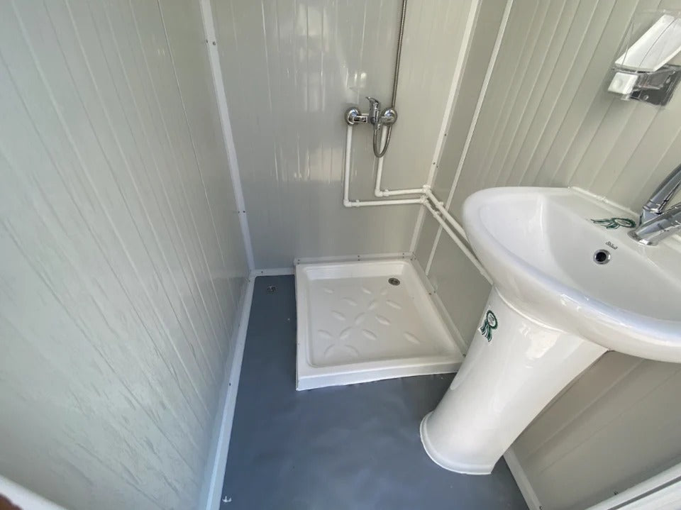 Contenedor Sanitario Modular con Doble Ducha de Alta Resistencia