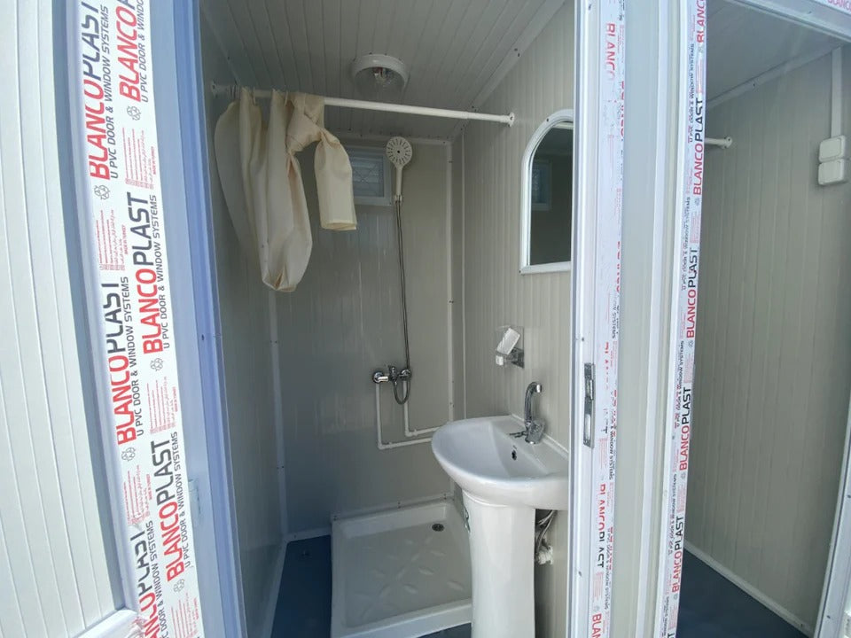 Contenedor Sanitario Modular con Doble Ducha de Alta Resistencia