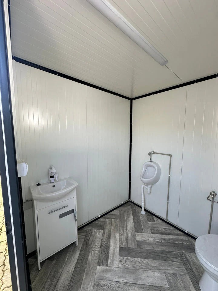 Contenedor Sanitario Modular Equipado con Inodoro y Urinario